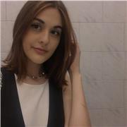 Docente di filosofia da lezione ai ragazzi del liceo